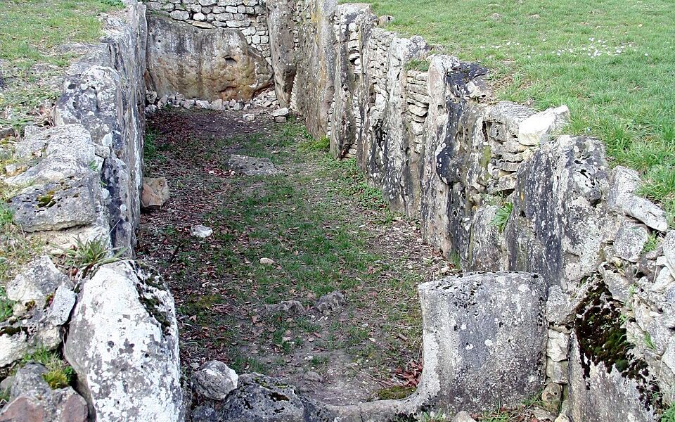 Allée sépulcrale de la Cave aux Fées