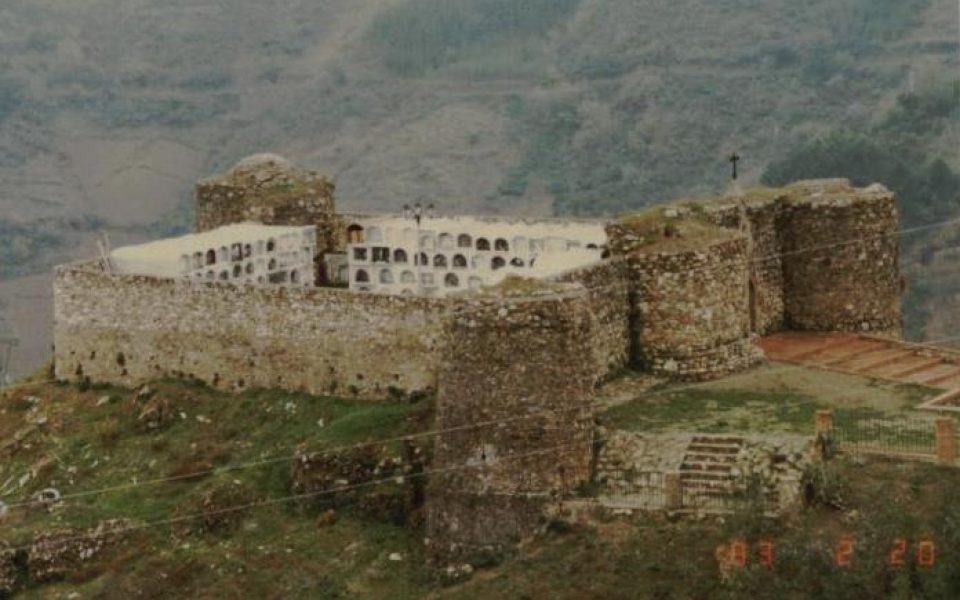 Castillo y Cementerio