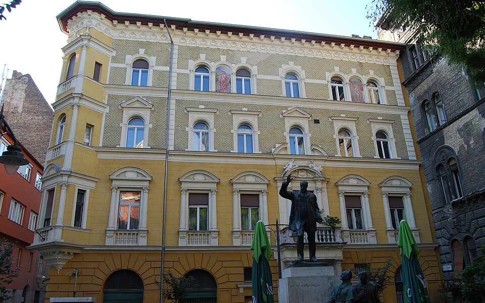 Lőrinc pap Square