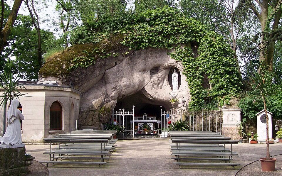 Grotta di Lourdes