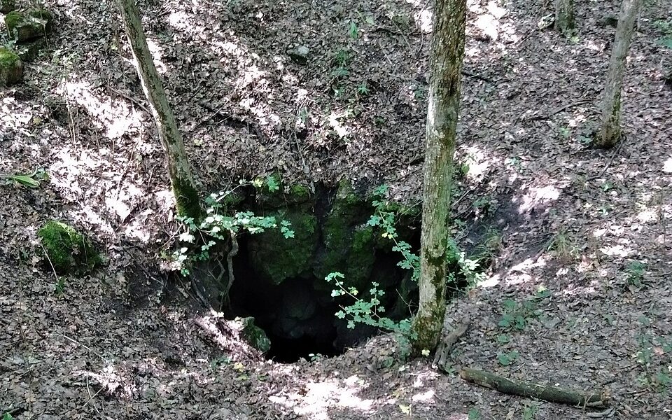 Március Cave