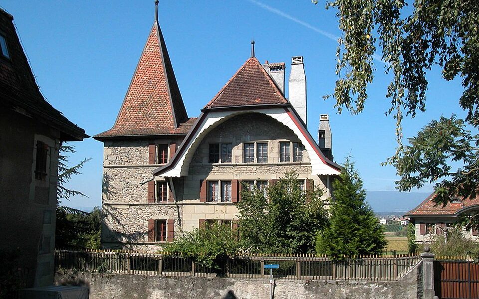 Château d'En-Bas with two manor houses, outbuildings, countryside and fountain