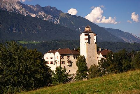 Photo: Haneburger, Public domain, Wikimedia Commons