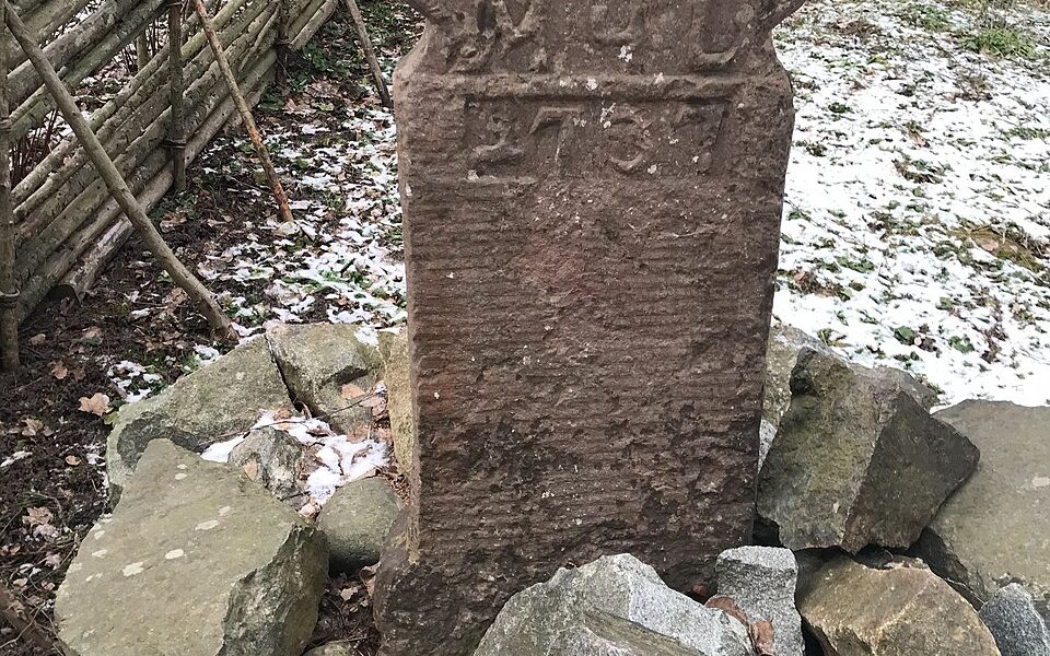 Kvartsmilstolpe i sten från 1737, Skansen