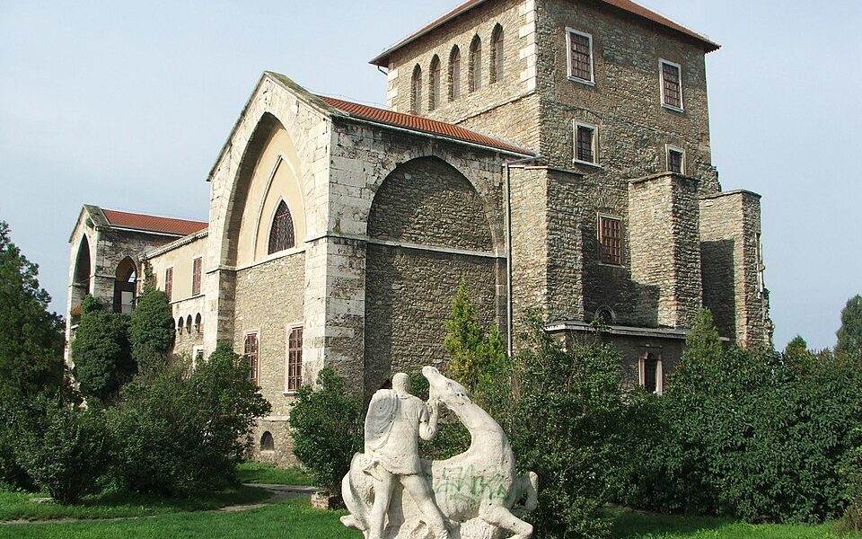 Tata Castle