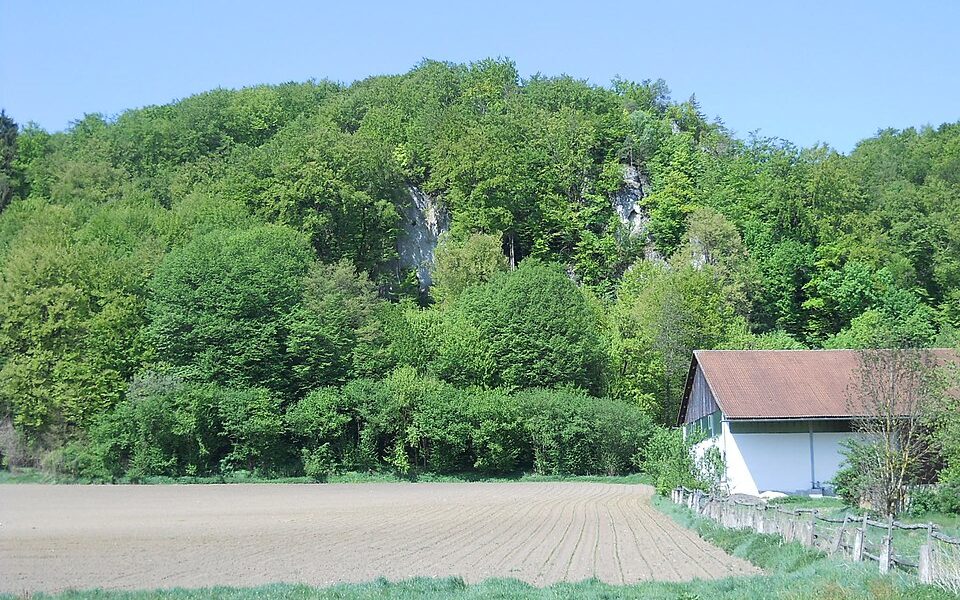 Felsburg mit Höhlenruine bei den Wielandshöfen